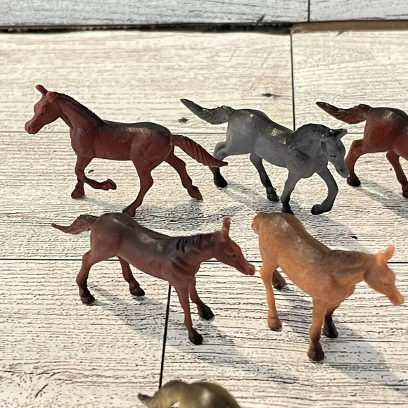 VTG Lot Of 9 Miniature Horse Figurines China Mixed Colors Poses Plastic Lot #7 - Picture 2 of 8